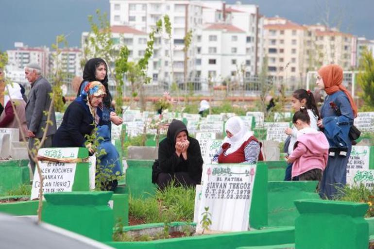 Deprem mezarlıklarında duygu dolu bayram ziyareti