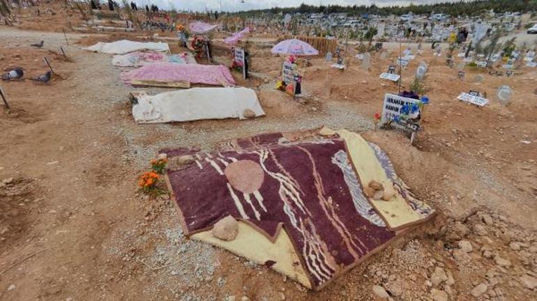 Deprem mezarlıklarında duygu dolu bayram ziyareti