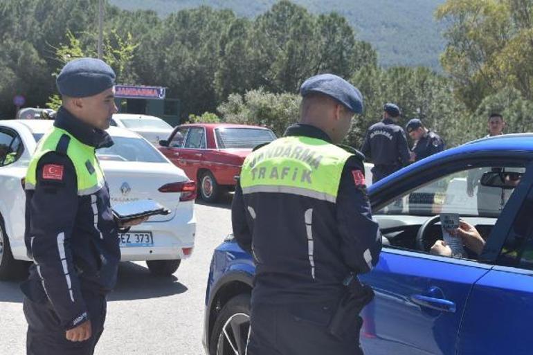 Bodrum’a arife günü 15 bin araç giriş yaptı, jandarma denetimleri artırdı