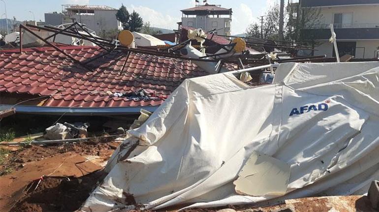 Kahramanmaraşta hasarlı binanın çatısından kopan parçalar çadır kente düştü