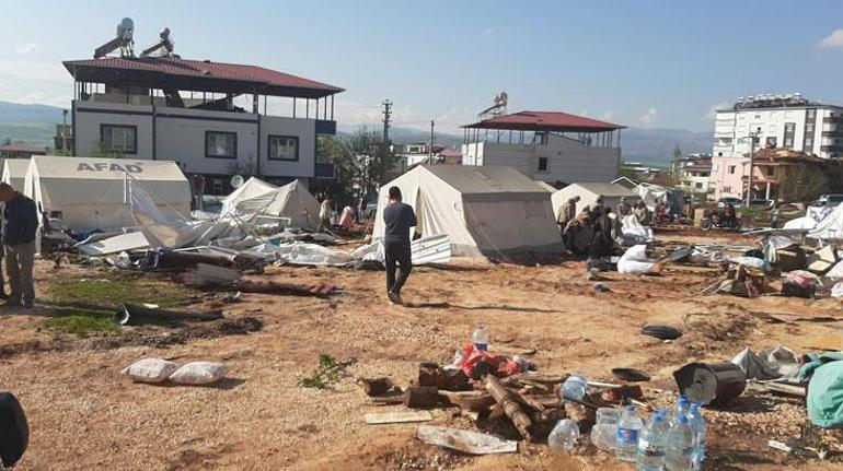 Kahramanmaraşta hasarlı binanın çatısından kopan parçalar çadır kente düştü