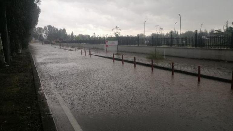 Adanada sağanak ve dolu; yollar göle döndü