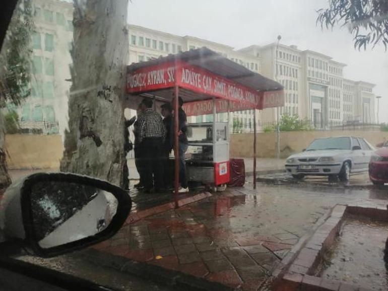 Adanada sağanak ve dolu; yollar göle döndü