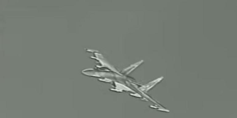 Görüntü Suriyeden Rus jeti, ABD F-16sına karşı