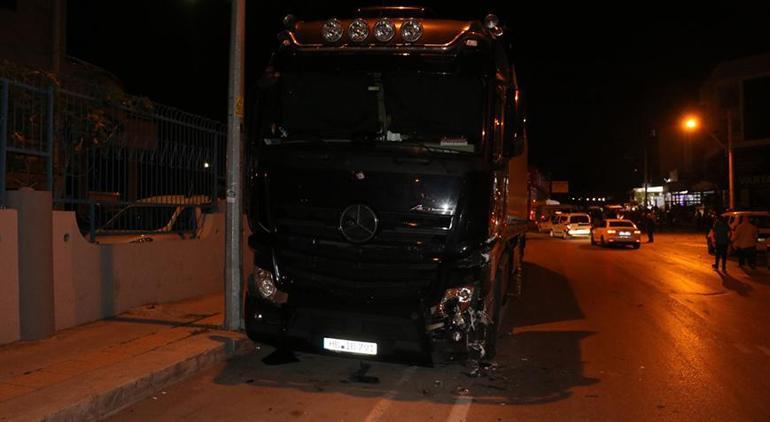 İzmirde 15 yaşındaki sürücünün kullandığı otomobil park halidendeki TIRa çarptı: 1 ölü, 3 yaralı