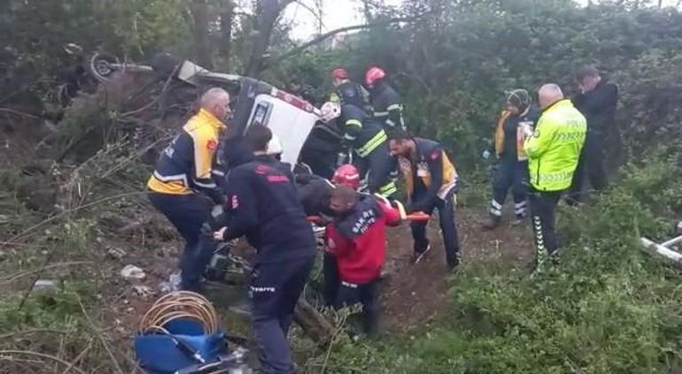 Bayram tatili için yola çıkan minibüs TEMde devrildi: 13 yaralı