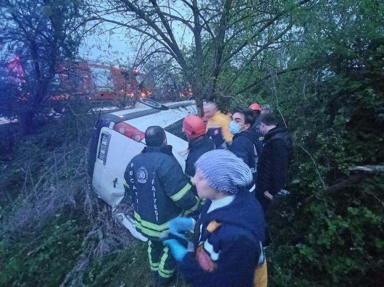 Bayram tatili için yola çıkan minibüs TEMde devrildi: 13 yaralı