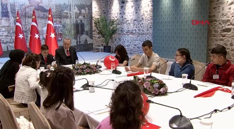 Çocuklardan oluşan Kabine Dolmabahçede Erdoğanın koltuğuna oturup yapacaklarını açıkladı