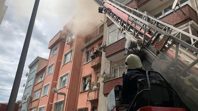 Şişlide 3 katlı binada yangın: Mahsur kalan 2 çocuğu inşaat işçileri kurtardı