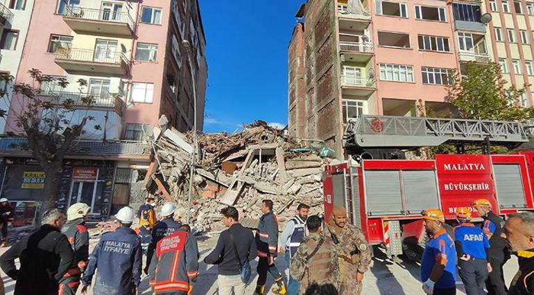 Son dakika... Malatyada ağır hasarlı bir bina çöktü Arama kurtarma ekipleri olay yerinde