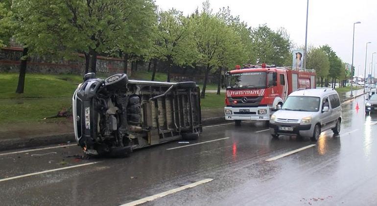 Pendik Sahil Yolunda servis minibüsü devrildi