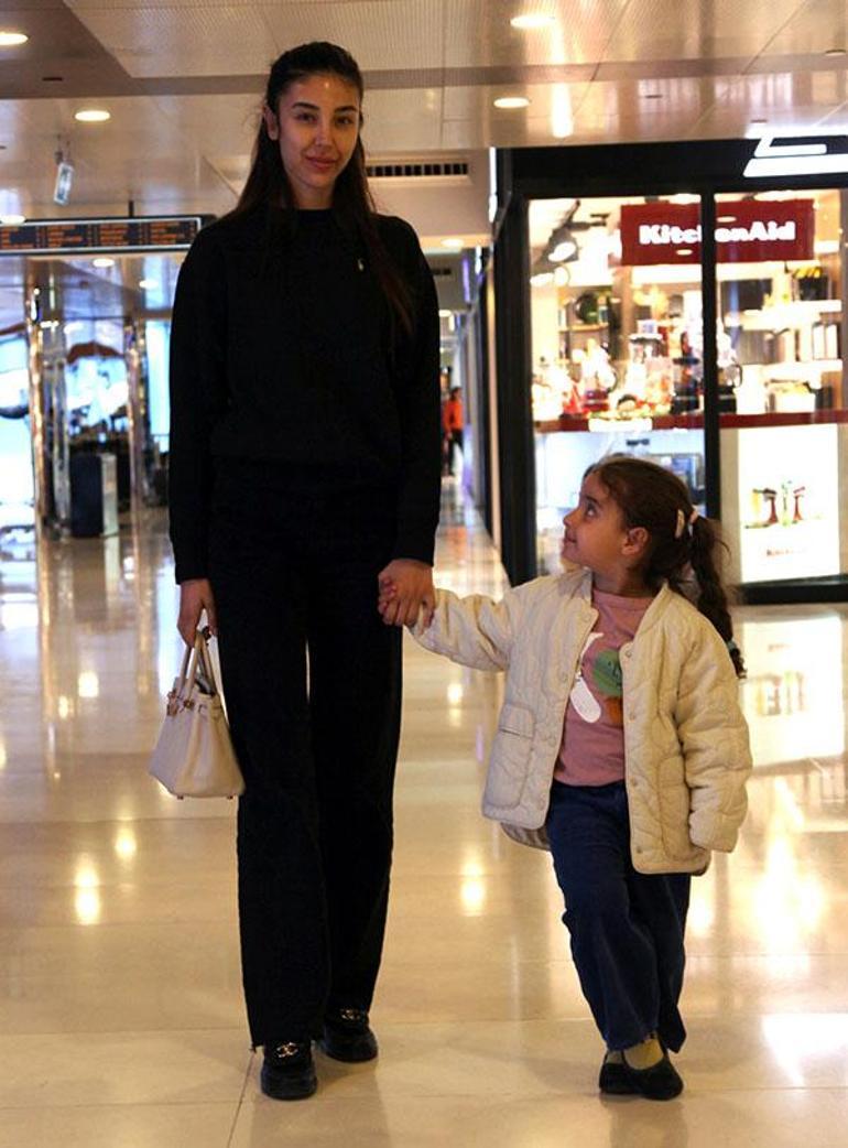 Özlem Ada Şahinin kızıyla alışveriş keyfi