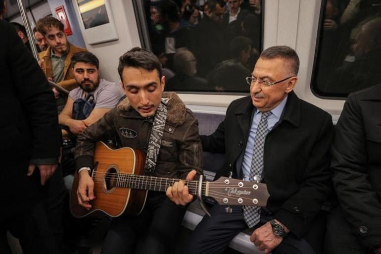 Cumhurbaşkanı Yardımcısı Oktay, Ankara metrosunda vatandaşlarla sohbet etti