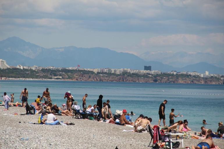 Antalyada bahar sıcaklığı sahilleri doldurdu