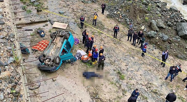 Rize’de otomobil dereye uçtu 4 kişi hayatını kaybetti