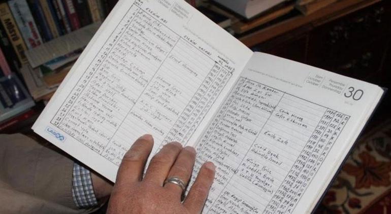 Emekli öğretmen 64 yıldır okuduğu kitapların kaydını tutuyor