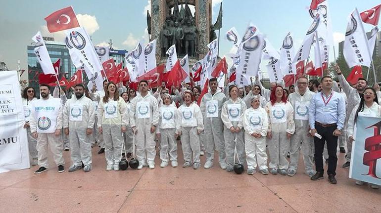 Taksim Meydanı’na gelen sendika üyeleri çelenk bırakıp basın açıklaması yaptı