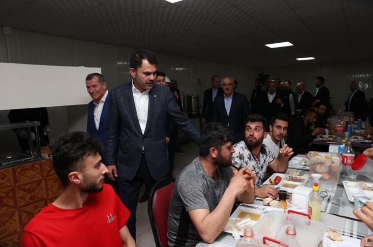 Bakan Kurum, TOKİ şantiyesindeki işçilerle akşam yemeği programına katıldı