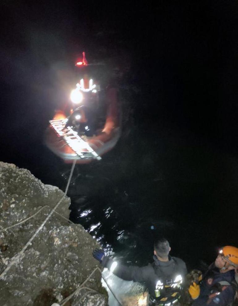 Yamaç paraşütüyle kayalıklara çakılan turist 10 saatte kurtarıldı