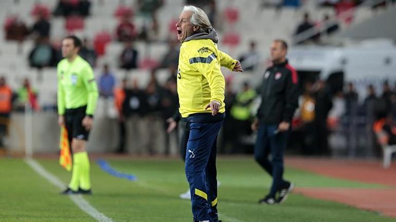 Sivasspor - Fenerbahçe maçında ilginç an Yardımcı hakemden Jorge Jesusa eşofman talebi