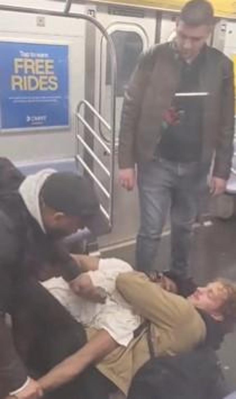 Metroda dehşet Boğarak öldürdü, çevredekiler yardım etti