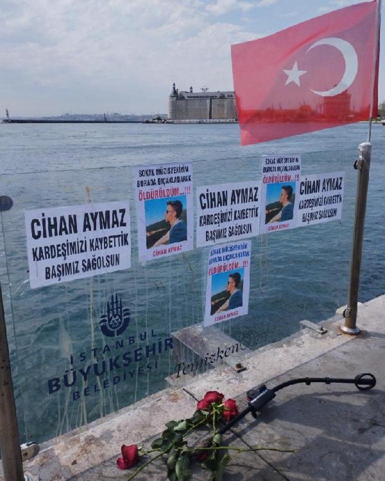 Sokak müzisyeni Cihan Aymazın öldürüldüğü yere çiçek ve müzik aletleri bırakıldı