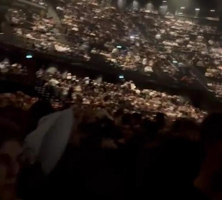 Arctic Monkeys konserinde Barış Mançonun şarkısını çaldı
