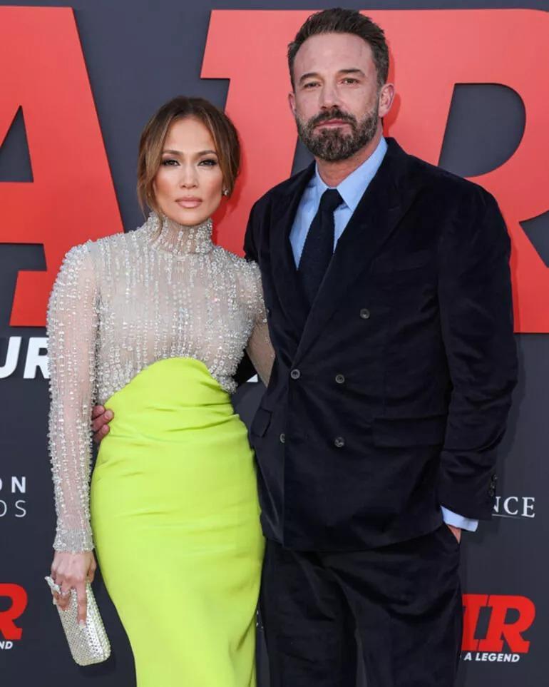 Jennifer Lopez: Kocam dekolteli kıyafetlerimle dalga geçiyor