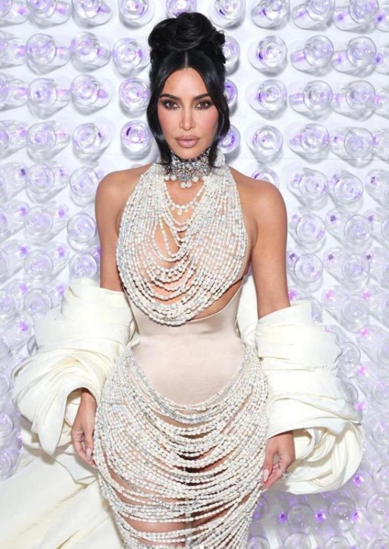 Kim Kardashianın Met Galadaki elbisesi için kullanılan inci sayısı şaşırttı