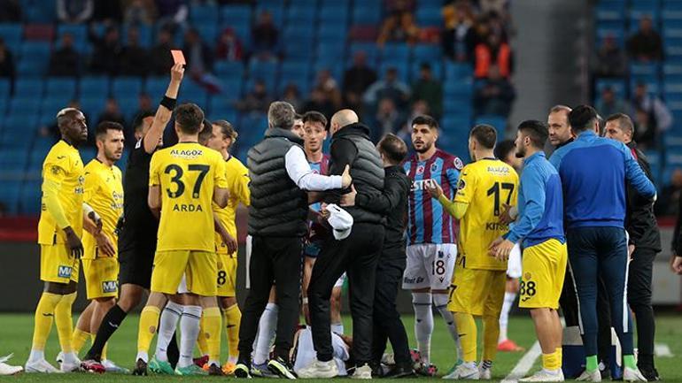Tolunay Kafkas çılgına döndü Trabzonda 2 kırmızı kart birden