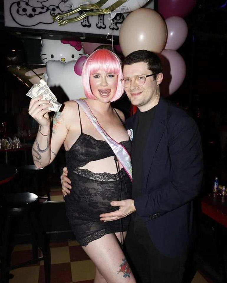 Striptiz kulübünde baby shower düzenledi Annem inanılmaz utandı
