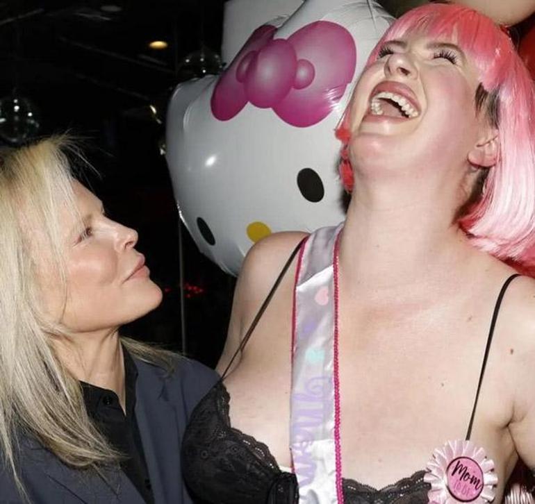 Striptiz kulübünde baby shower düzenledi Annem inanılmaz utandı
