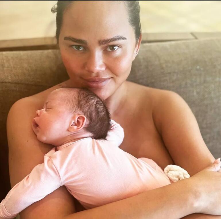 Chrissy Teigen, 3üncü bebeğinin doğum anını paylaştı
