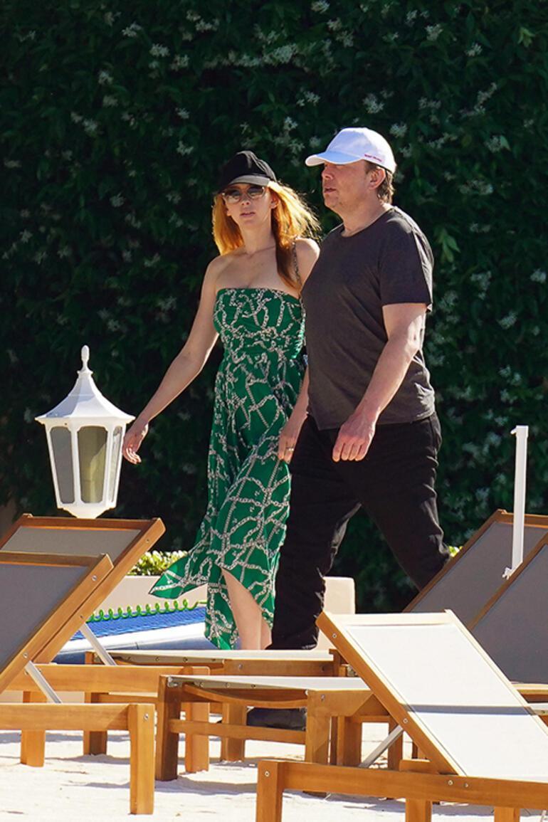 Elon Musk gizemli bir kadınla balkonda görüntülendi