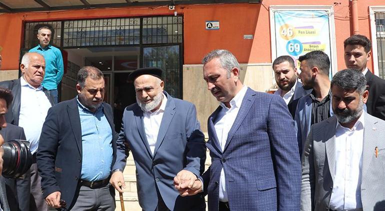 Eski Adalet Bakanı Abdulhamit Gül, Gaziantep’te oyunu kullandı