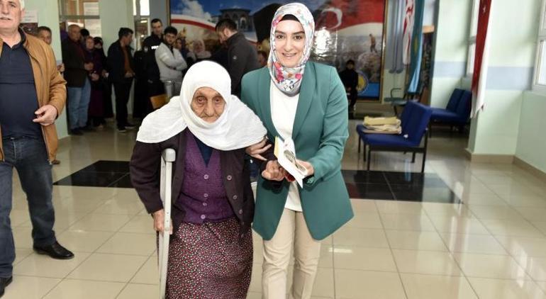 112 yaşındaki Güllü nine yürüyerek oy vermeye geldi
