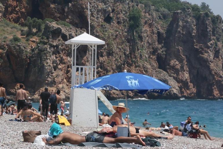 Antalya’da vatandaşlar oylarını kullandıktan sonra Konyaaltı sahile akın etti.