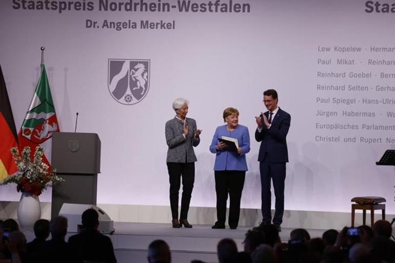 Merkele ödül Almanyanın dünyadaki itibarına yaptığı katkılardan dolayı onurlandırılıyor