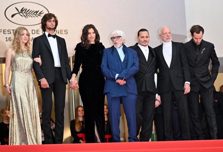Johnny Depp, Cannesda 7 dakika boyunca ayakta alkışlandı