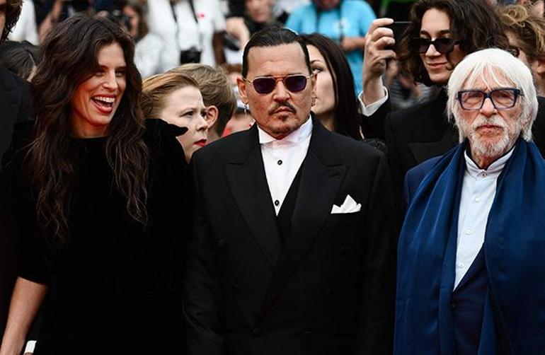 Johnny Depp, Cannesda 7 dakika boyunca ayakta alkışlandı
