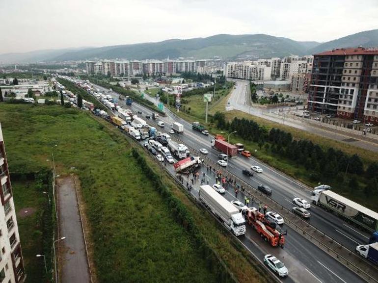 TEMde kamyon devrildi; Ankara yönü ulaşıma kapandı