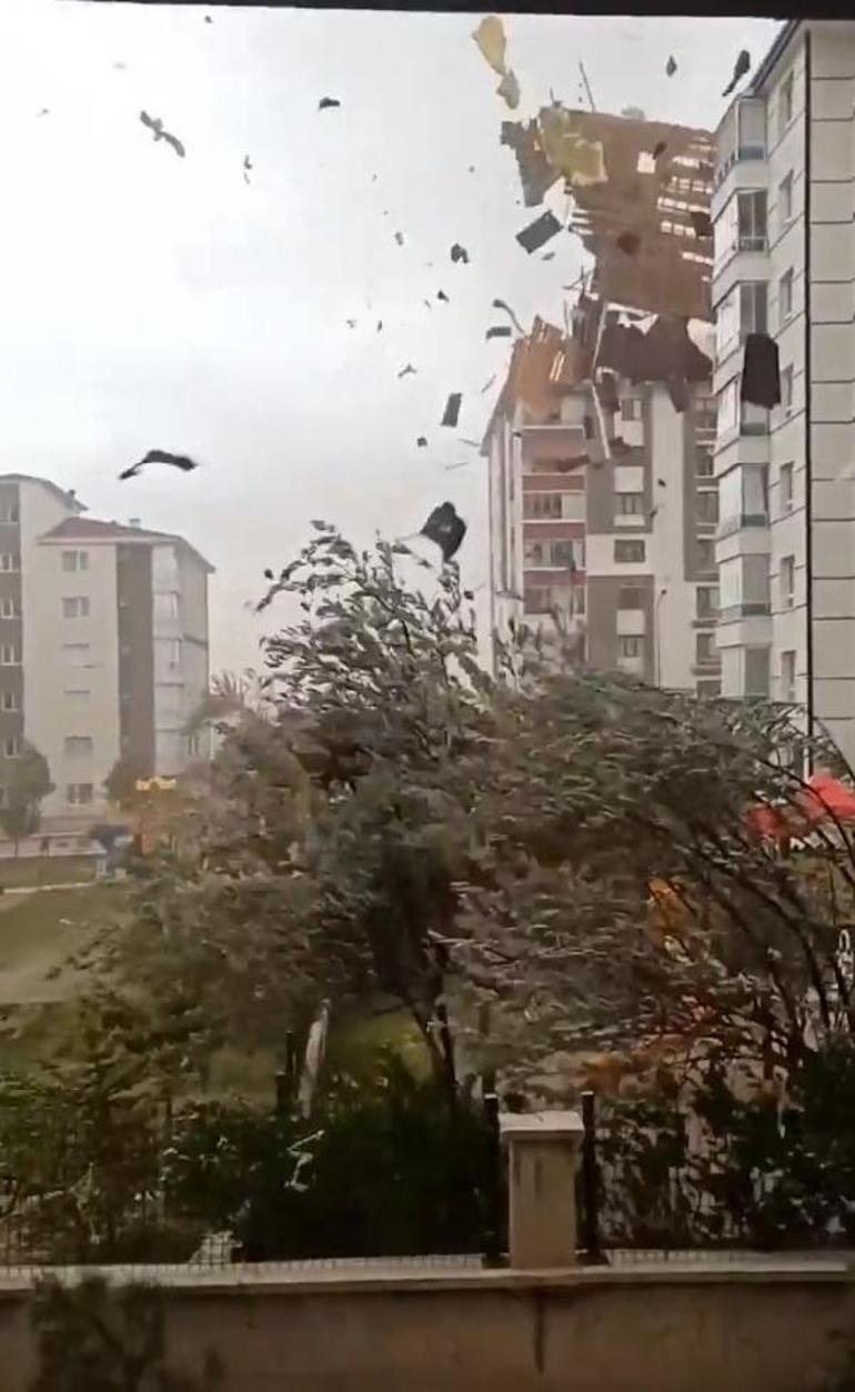 Ankara fırtınaya teslim Ağaçlar devrildi, çatılar uçtu