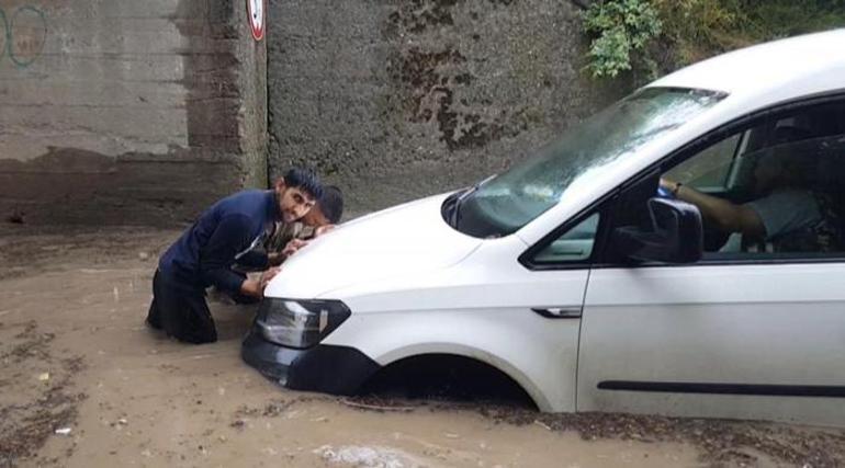 Edirnede şaşırtan görüntü Göle dönen yola olta attı