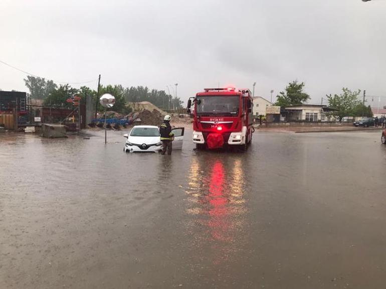 Edirnede şaşırtan görüntü Göle dönen yola olta attı