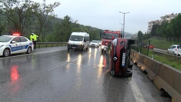 Kartalda su birikintisine giren otomobil devrildi