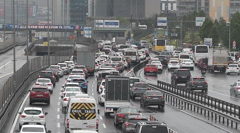 İstanbul’da sağanak yağış Trafik durma noktasına geldi