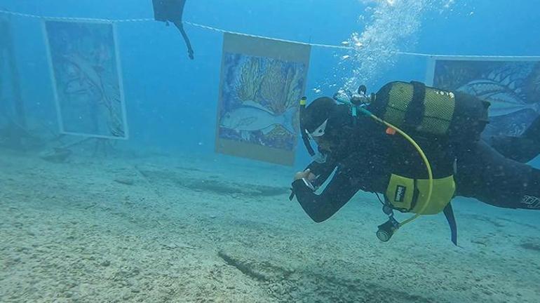 Sahilde bin metrekarelik bayrak açıp, su altında resim sergilediler