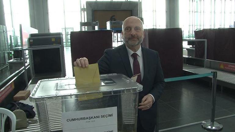 AK Partiden milletvekili seçilen Üçüncü ve Sırakaya havalimanında oy kullandı