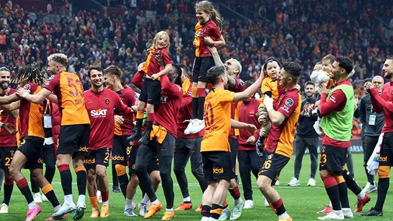 Galatasaraylı yıldıza övgü yağdırdı: Takımı yönetiyor, bir adam 5 kişilik oynar mı