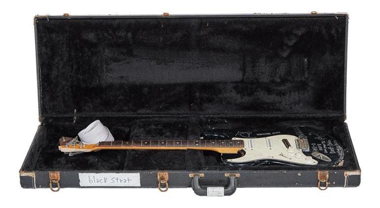 Kurt Cobain’in parçaladığı gitar rekor fiyata satıldı Alıcının ismi açıklanmadı